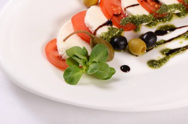 Domates ve mozzarella peyniri dilimlenmiş zeytin