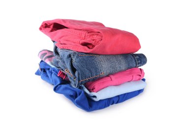 beyaz izole elbise yığını