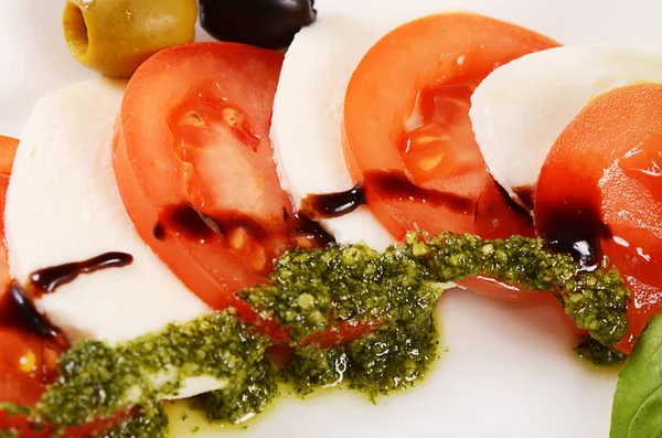 Tomaten und Mozzarella-Käse geschnittene Oliven — Stockfoto