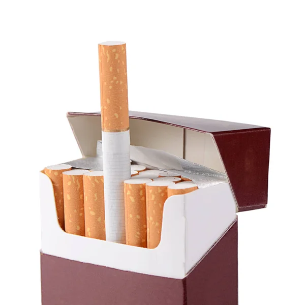 一盒的烟上白色隔离 — 图库照片