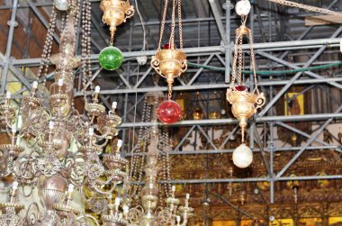 Kilisenin içinde altın buhurdan