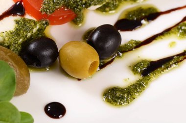 Domates ve mozzarella peyniri dilimlenmiş zeytin