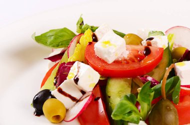 Taze otlar ile Yunan salatası