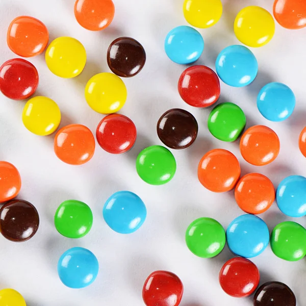 Крупный план кучи красочных шоколадных конфет — стоковое фото