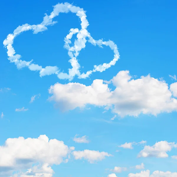 De blauwe lucht met wolken — Stockfoto