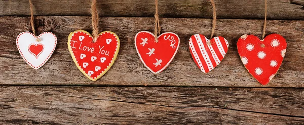 Coeurs sur fond en bois. Saint Valentin — Photo