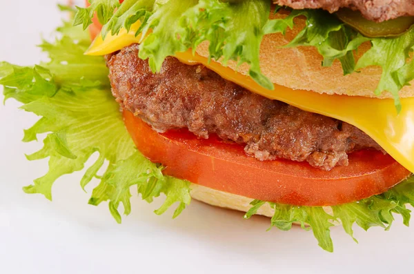 Hamburger s kotlet a sýrem na bílém pozadí — Stock fotografie