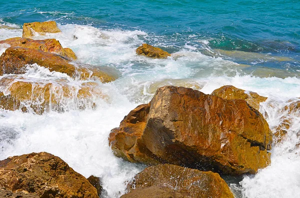 海上波涛拍击石头以色列北部 — 图库照片