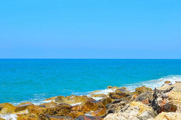 Deniz dalgaları mola taşları Kuzey İsrail