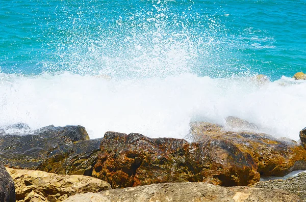 Moře vlny break kameny severní Izrael — Stock fotografie