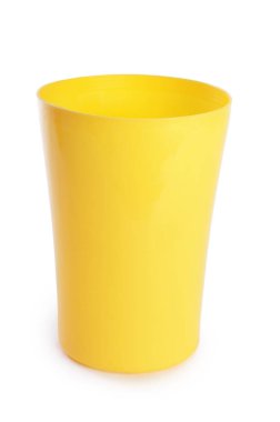 Beyaz arkaplanda izole edilmiş plastik bardak