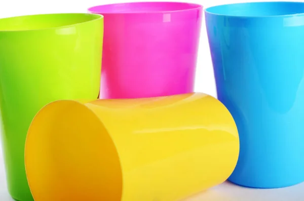 Plástico tazas de colores de cerca — Foto de Stock