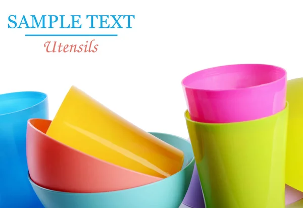 Coloridas tazas y platos de plástico — Foto de Stock