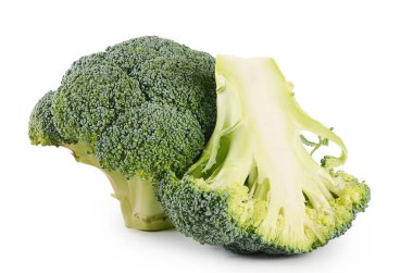 Beyaz arkaplanda izole edilmiş taze brokoli