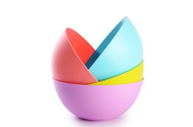 Beyaz izole plastik renkli tabaklar