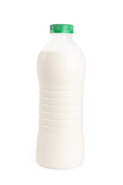 Plastik ambalaj üzerinde beyaz izole süt