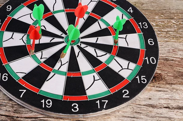 The darts on a wooden background — Stock Photo, Image