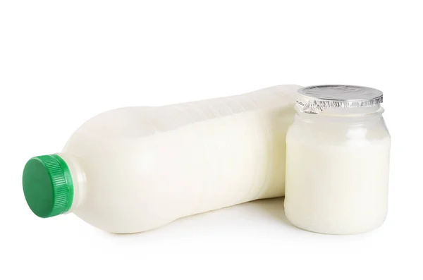 Süt ve yoğurt üzerine beyaz izole