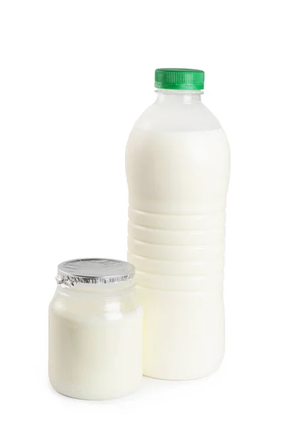 우유와 요구르트 흰색 절연 — 스톡 사진