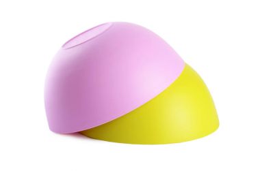 Beyaz izole plastik renkli tabaklar