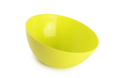 Beyaz izole plastik renkli tabaklar