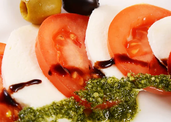 Tomaten und Mozzarella-Käse geschnittene Oliven — Stockfoto