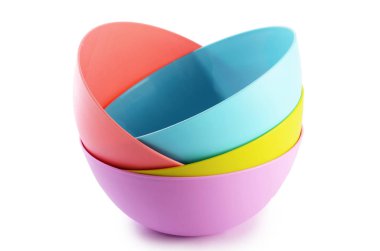 Beyaz izole plastik renkli tabaklar