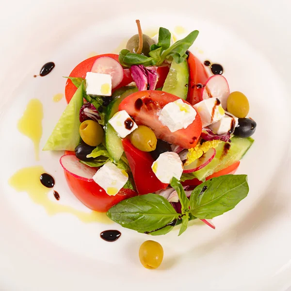 Griekse salade met verse kruiden — Stockfoto