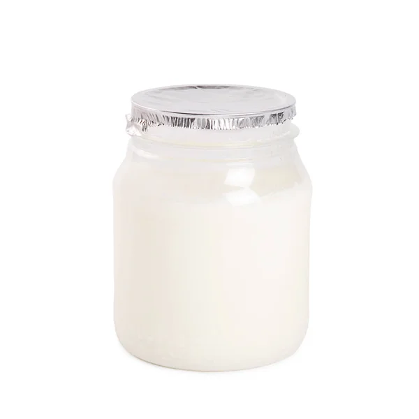 Йогурт в пластиковой упаковке изолирован на белом фоне — стоковое фото