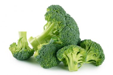 Beyaz arkaplanda izole edilmiş taze brokoli