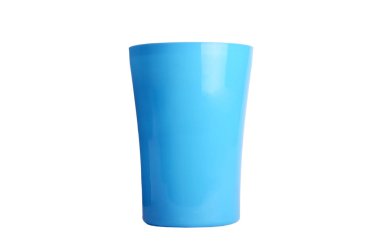 Beyaz arkaplanda izole edilmiş plastik bardak