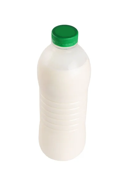 Молоко в пластиковой упаковке изолировано на белом — стоковое фото