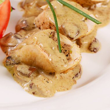 Mantar soslu tavuk göğsü nağmeleme