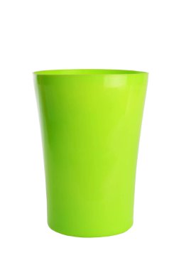 Beyaz arka plan üzerinde izole sarı plastik bardak