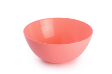 Beyaz arka plan üzerinde izole plastik renkli tabaklar