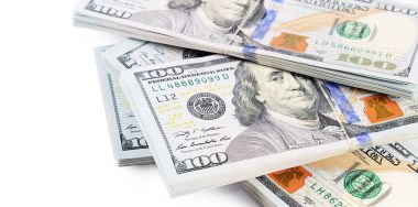 yüz dolar beyaz zemin üzerine izole