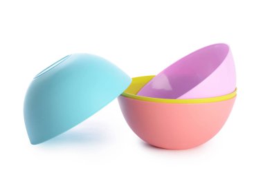 Beyaz izole plastik renkli tabaklar