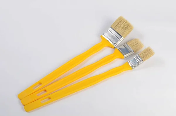Il pennello giallo per dipingere la vernice — Foto Stock