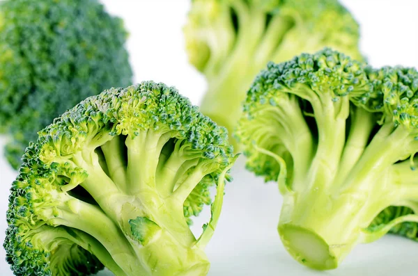Verse broccoli sluiten van een achtergrond — Stockfoto