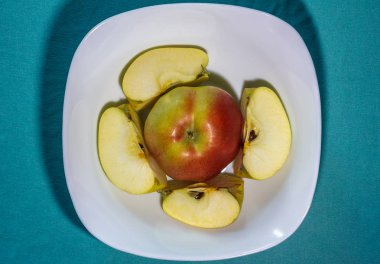 elma dilimleri ile bir plaka üzerinde