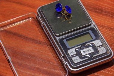 Dijital ölçeklerde küpe