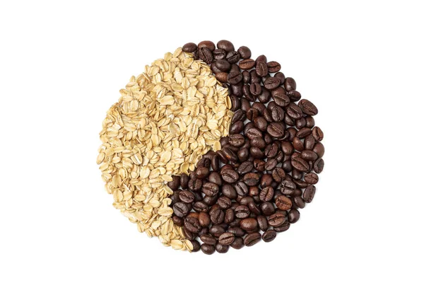 Κόκκοι καφέ και πλιγούρι βρώμης σχηματίζοντας ένα σύμβολο yin yang σε λευκό φόντο, απομονώστε. Πρωινό έννοια με καφέ και πλιγούρι βρώμης με τη μορφή ενός γιν και γιανγκ σημάδι — Φωτογραφία Αρχείου