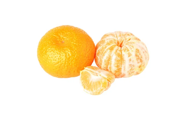 Mandarina y mandarina pelada aisladas sobre un fondo blanco. Mandarinas maduras. Naranja mandarín. Frutas tropicales —  Fotos de Stock