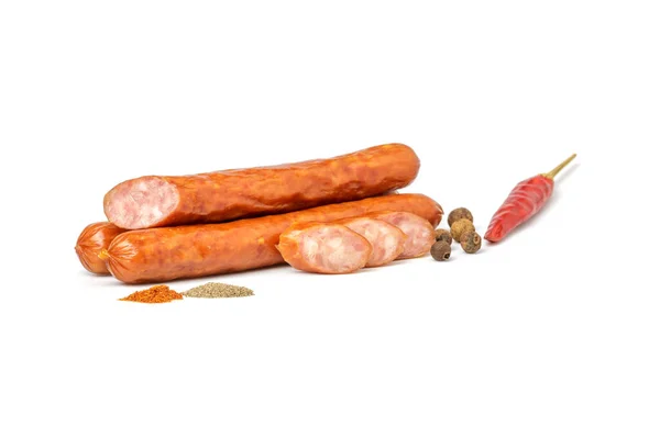 Beyaz arka planda baharatlı sosisler