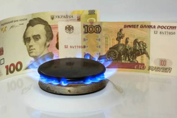 Спалювальний газовий пальник на тлі сто гривень і сто рублів. Концепція стоячої ціни на бензин між Росією та Україною — стокове фото