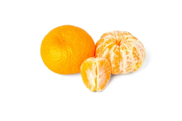 Спелые мандарины закрываются на белом фоне, изолированно. Мандаринский апельсин — стоковое фото