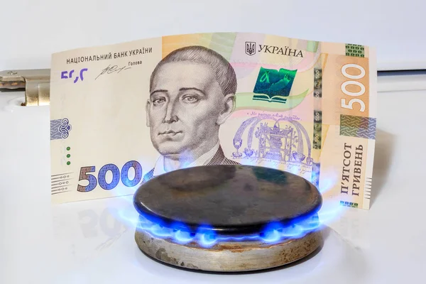 Gaz ocağı, arka planda bir yangın var. 500 Hryvnia. Ukrayna 'da benzin fiyatları kavramı.