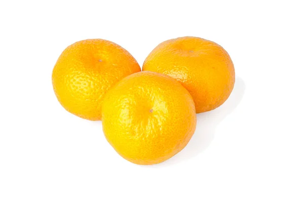Três tangerinas em casca sobre um fundo branco isolado. Três tangerinas maduras — Fotografia de Stock