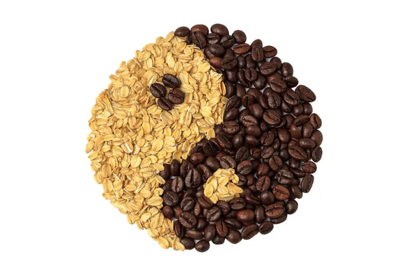 Υπογράψτε Yin και Yang με καφέ και βρώμη φασόλια σε λευκό φόντο, απομονώστε. Πρωινό έννοια, κόκκους καφέ και πλιγούρι βρώμης με τη μορφή του γιν και γιανγκ. — Φωτογραφία Αρχείου