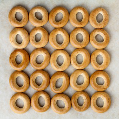 Pişirme parşömeninde kurutma ya da simit, düz uzanma.